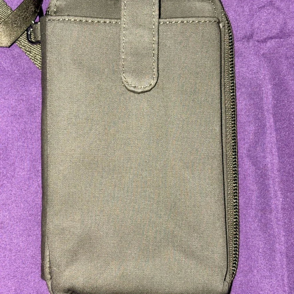 Vera Bradley RFID Smartphone Wristlet - Picture 4 of 8